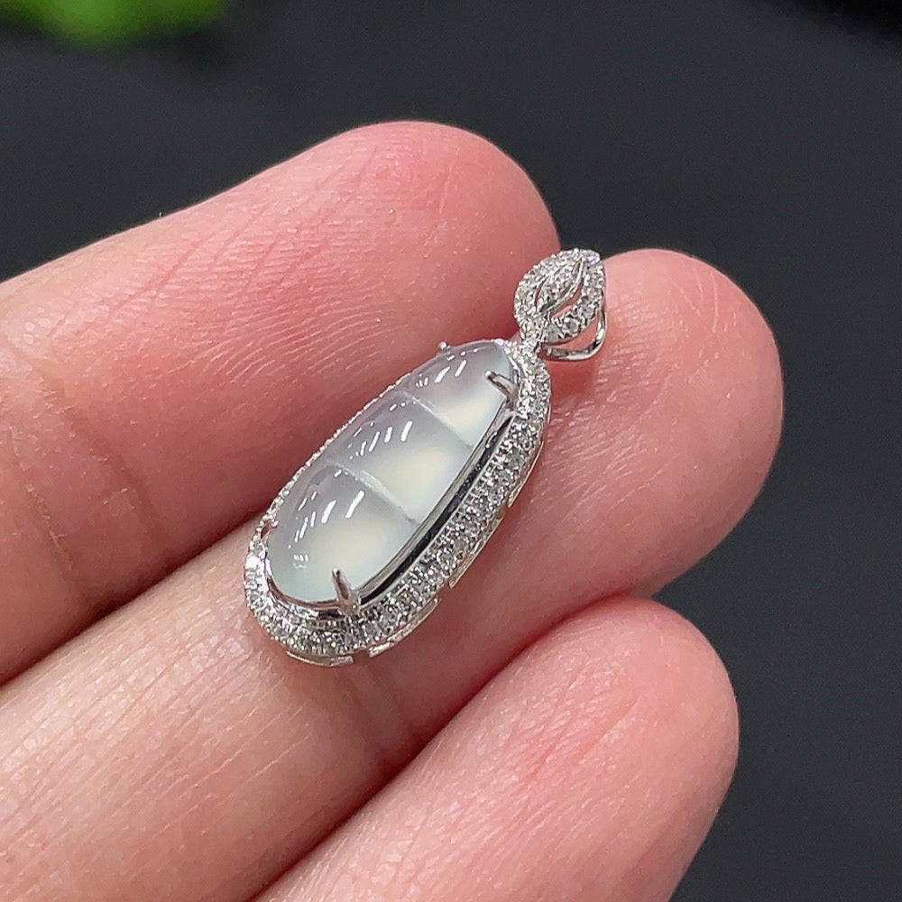 Jadeite Lucky Bean Pendant with 18K Gold Setting, Approx. 0.9g