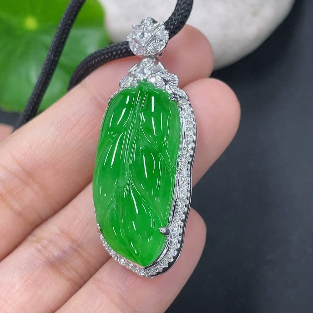 Jadeite inlaid leaf pendant, pendant 18k, the rest non-gold, diamond accents only on the main body (main body non-diamond quantity large 2 pieces small 2 pieces) total weight approx. including rope 15.6g