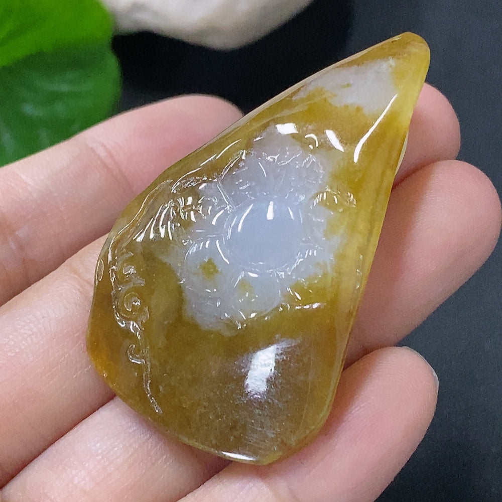 Jadeite Pendant Guanyin Total Weight: Approx. 18.98g Color Origin Undetermined