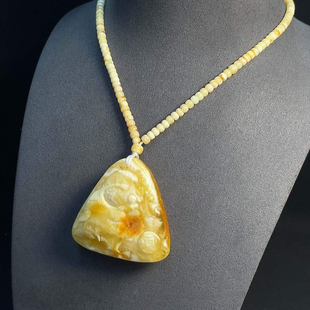 Amber beeswax pendant with colorless coating, partial repairs, HKHQ brand, includes collection certificate, weighs approximately 35.77g.