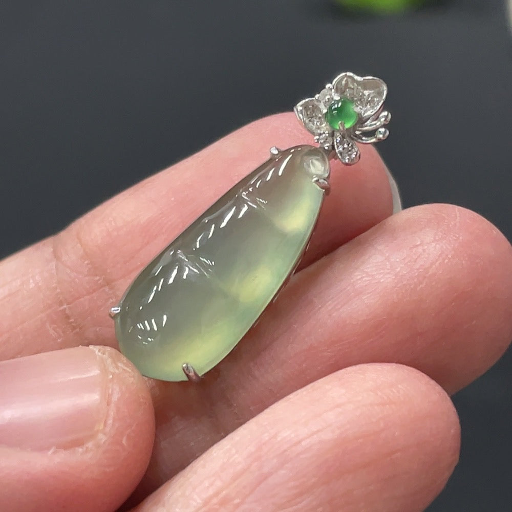 Jadeite Blessing Bean Pendant with 18K Gold and Diamond Accents, Total Weight Approx. 2g
