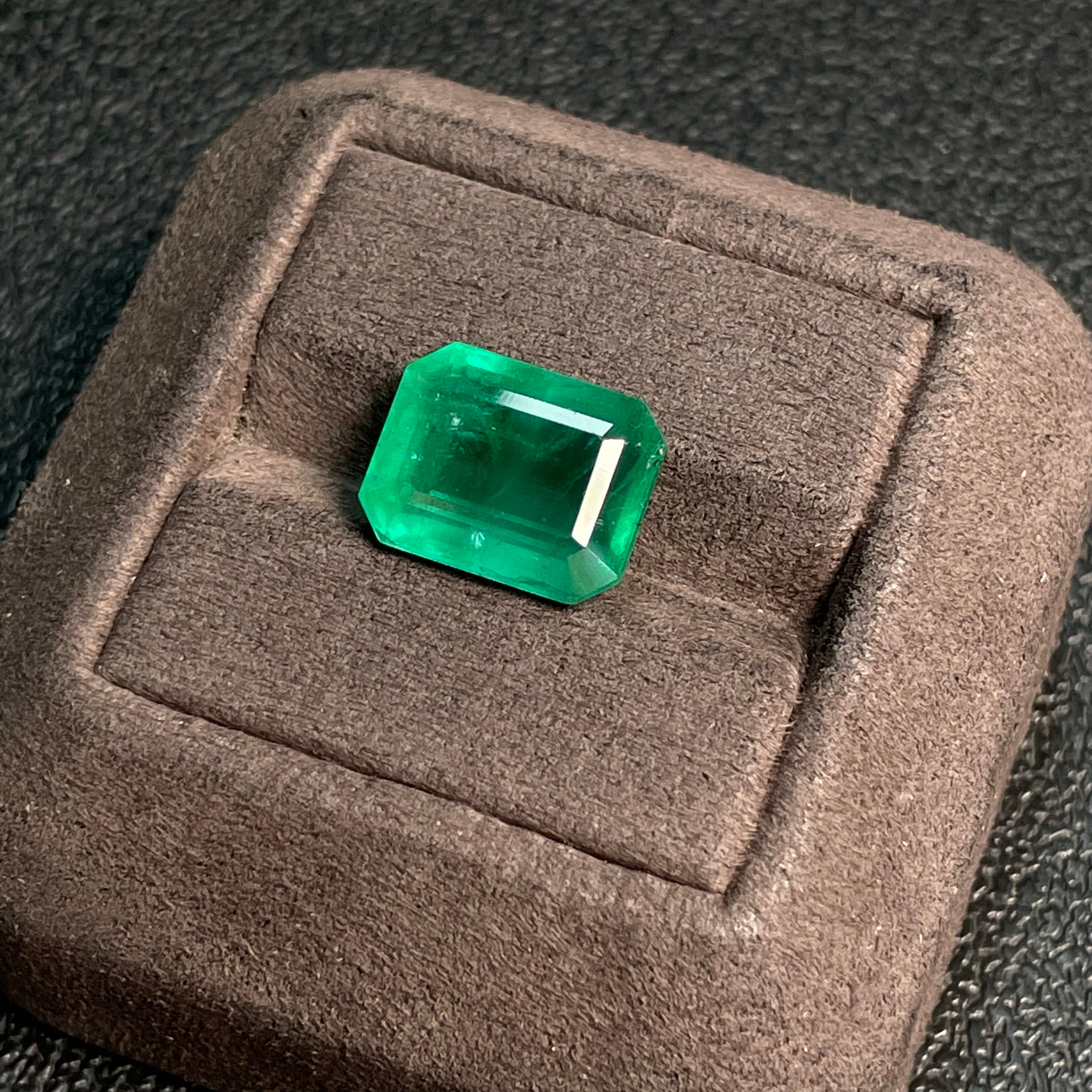 Emerald Rough Stone Clarity Enhanced Total Weight Approx. 8.60 Carats GILDER Certificate: Minor Oil Zambia Origin Vivid Green 8.63ct
