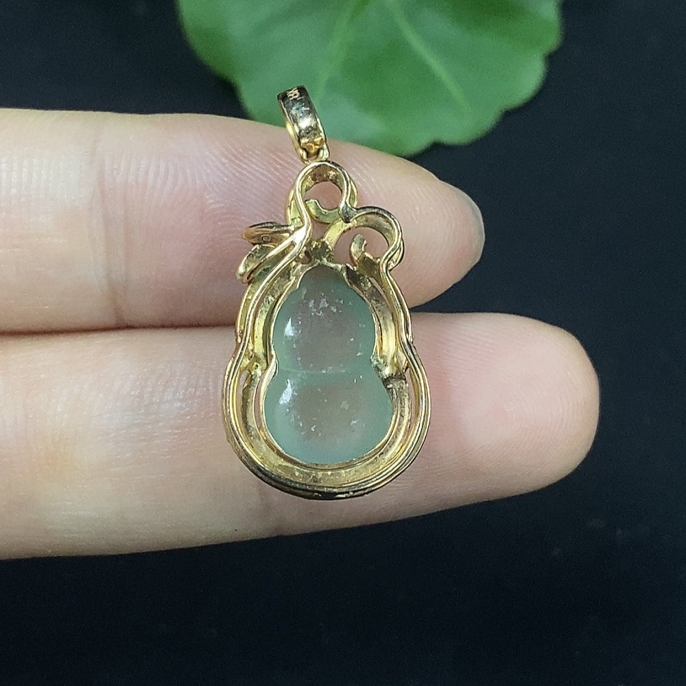 Jadeite Gourd Inlaid Pendant AU71% with Diamond Accents