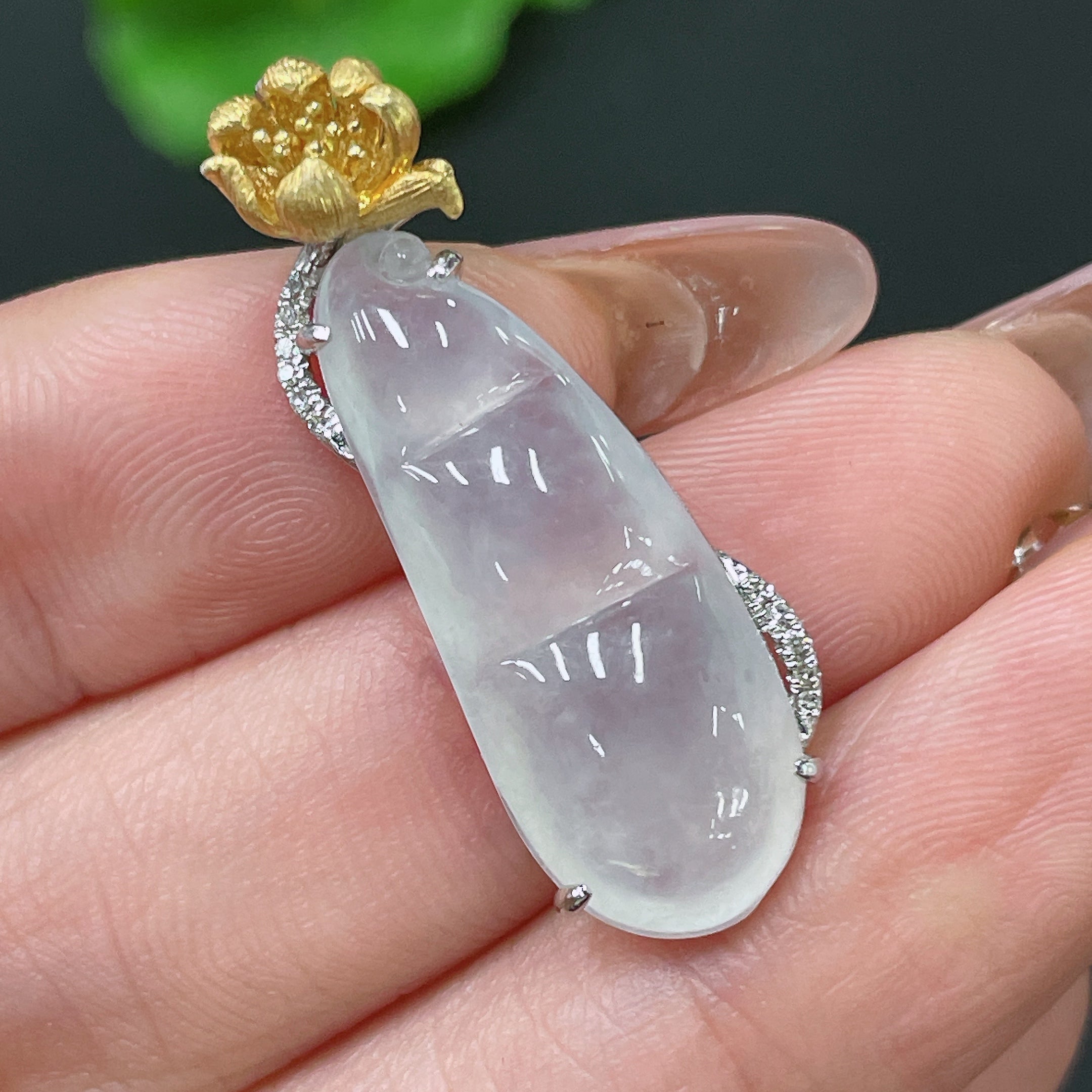 Jadeite Pendant Bean 18k Gold Inlaid with Diamonds Total Weight Approx. 4.34g