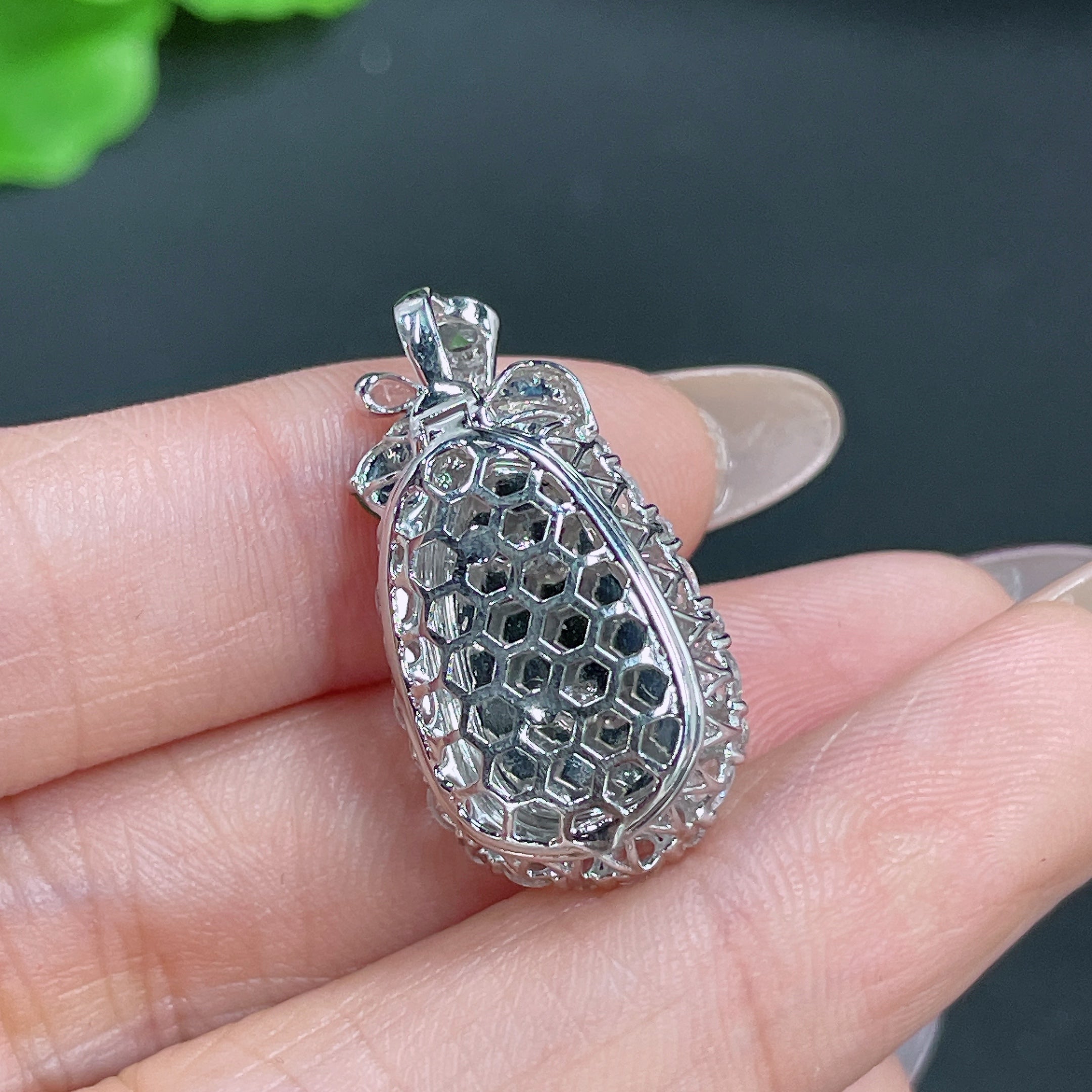 Jadeite Bean Pendant 18k Gold Inlaid with Diamonds Total Weight Approx. 5g