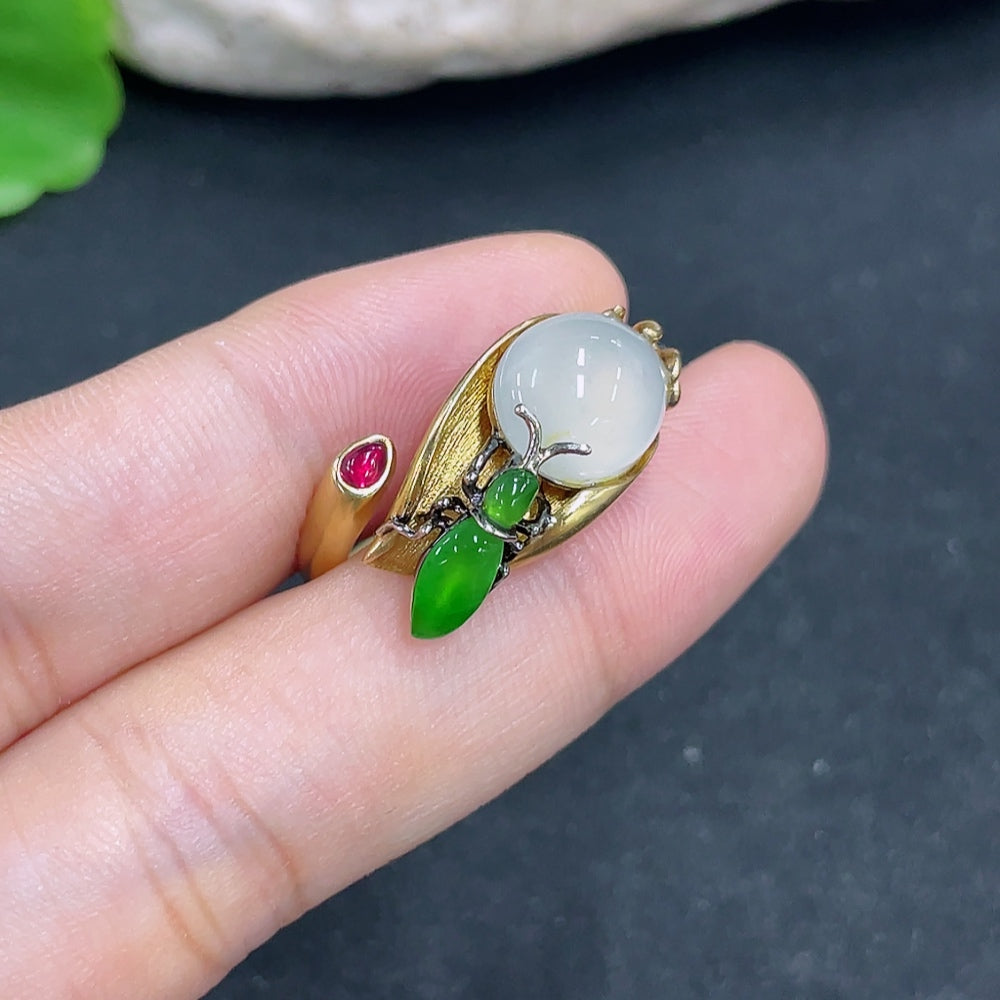 HKHQ jadeite ring in size 14, 18k gold with a total weight of approximately 9.5g, featuring a polished jade gemstone.