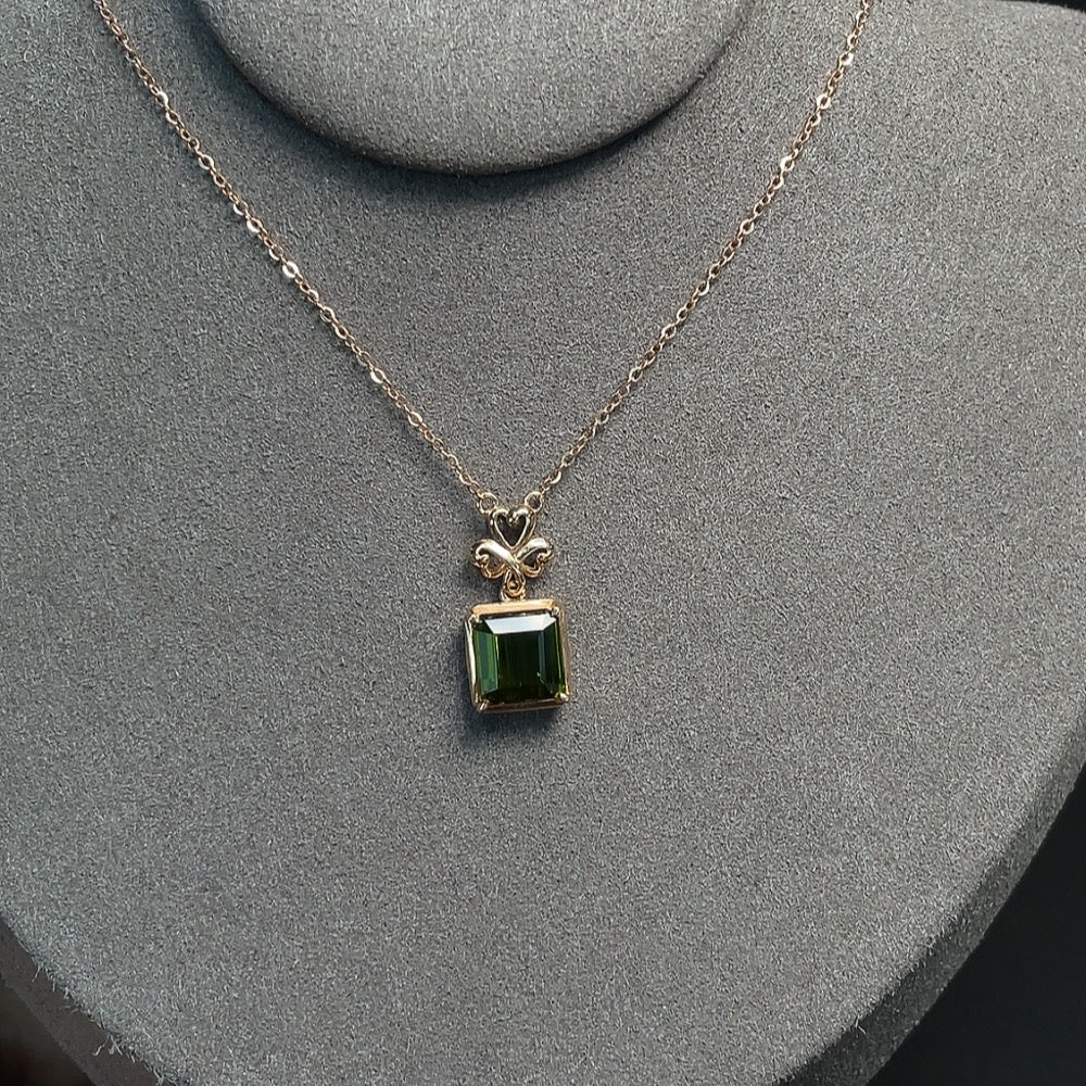 Tourmaline Inlaid Necklace (Suspected Gold-Plated in Marked Red Areas, 18k Gold for the Rest, Total Weight Including Chain Approximately 2.60g)