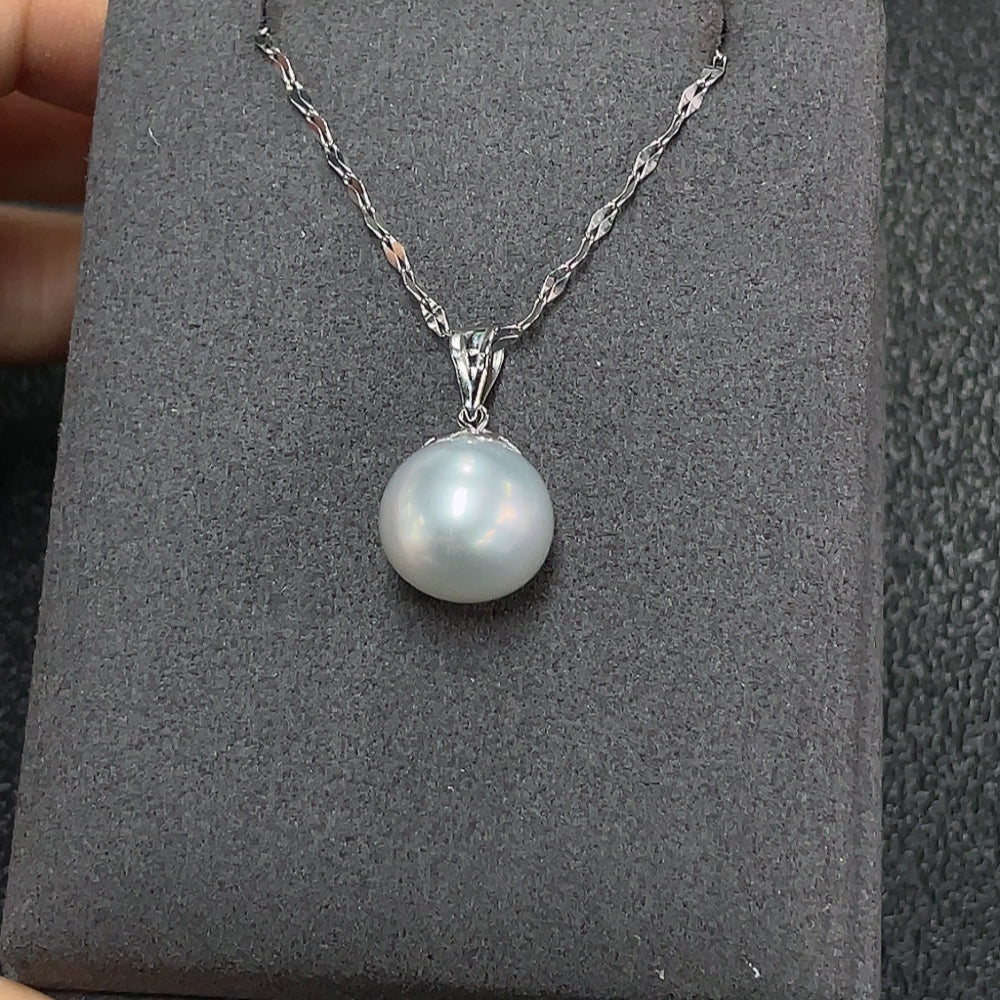 HKHQ seawater pearl necklace with 11.3mm pearls and 18k gold clasp, total weight approx. 3.23g, elegant jewelry piece