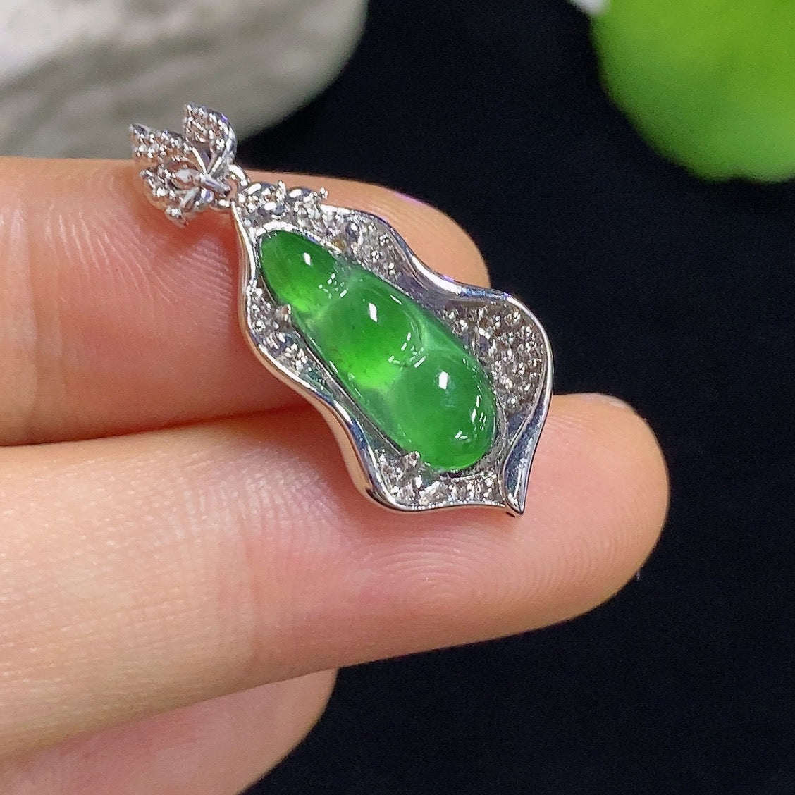 Jadeite Auspicious Bean Inlaid Pendant 18k