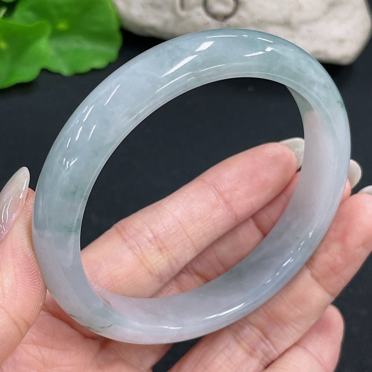 HKHQ jadeite round bangle, size 59.3, weighs 51.46g, showcasing smooth, polished green jade with a glossy finish.