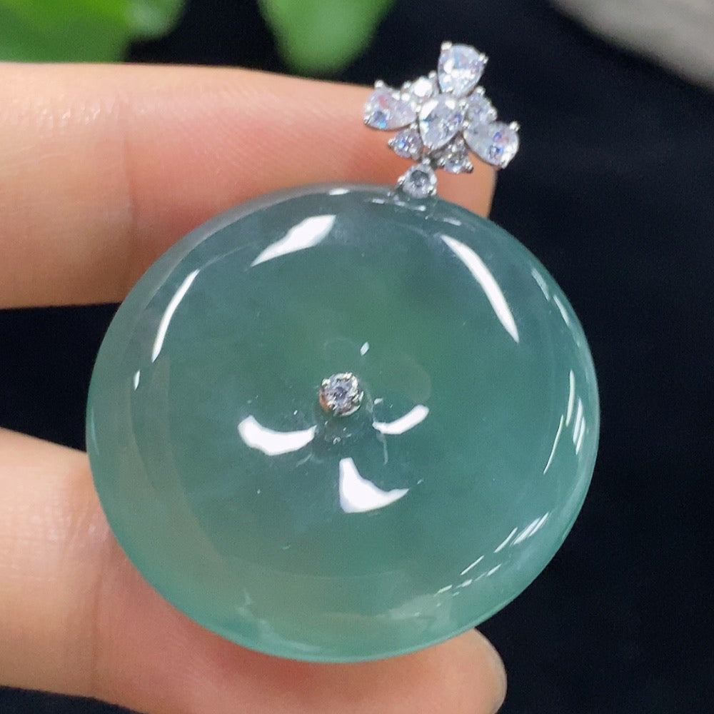 Jadeite Pendant Peace Buckle with 18k Buckle Head, Non-Diamond, Total Weight Approx. 10.97g