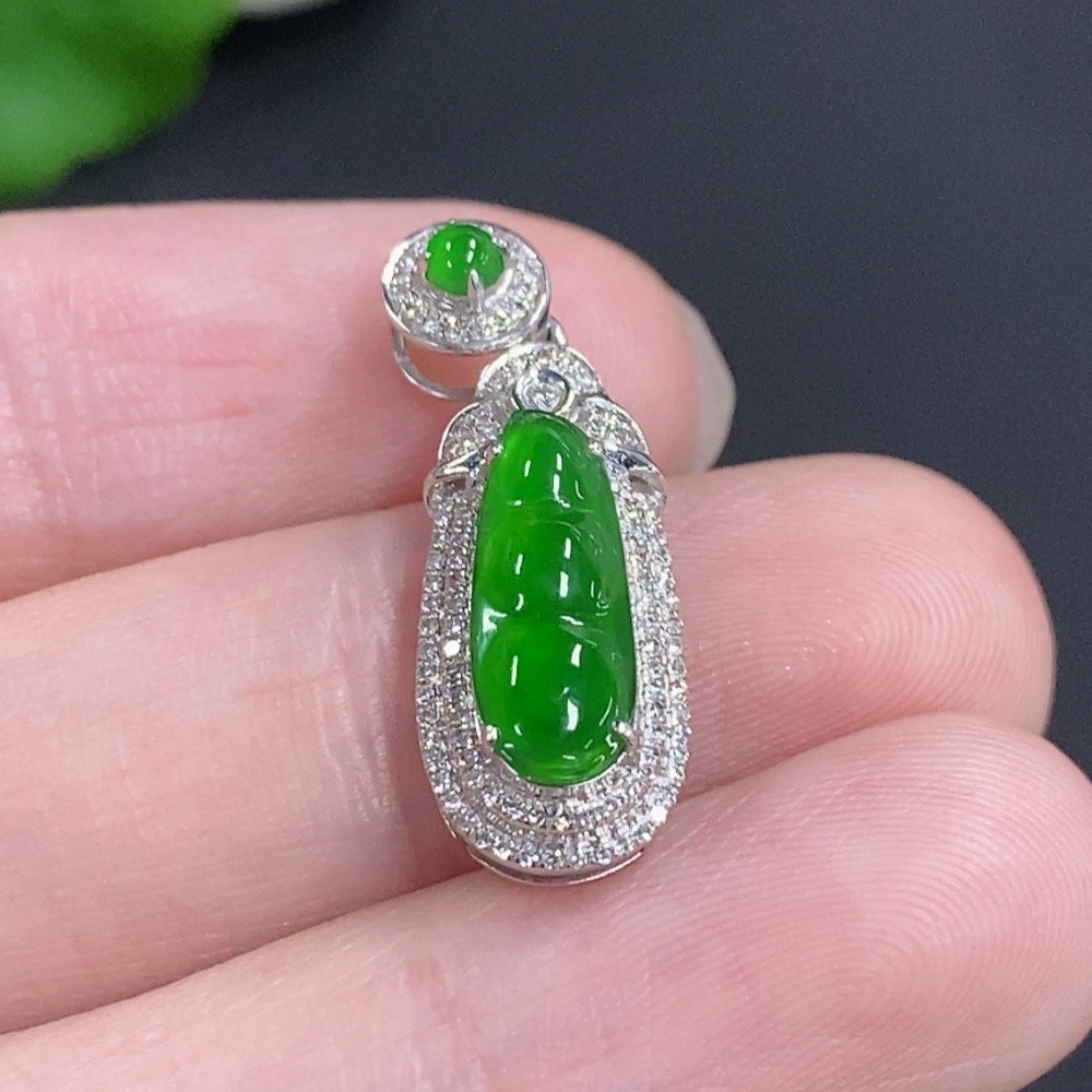 Jadeite Bean Inlay Pendant 18k Gold Total Weight Approx. 1.7g Diamond Accents