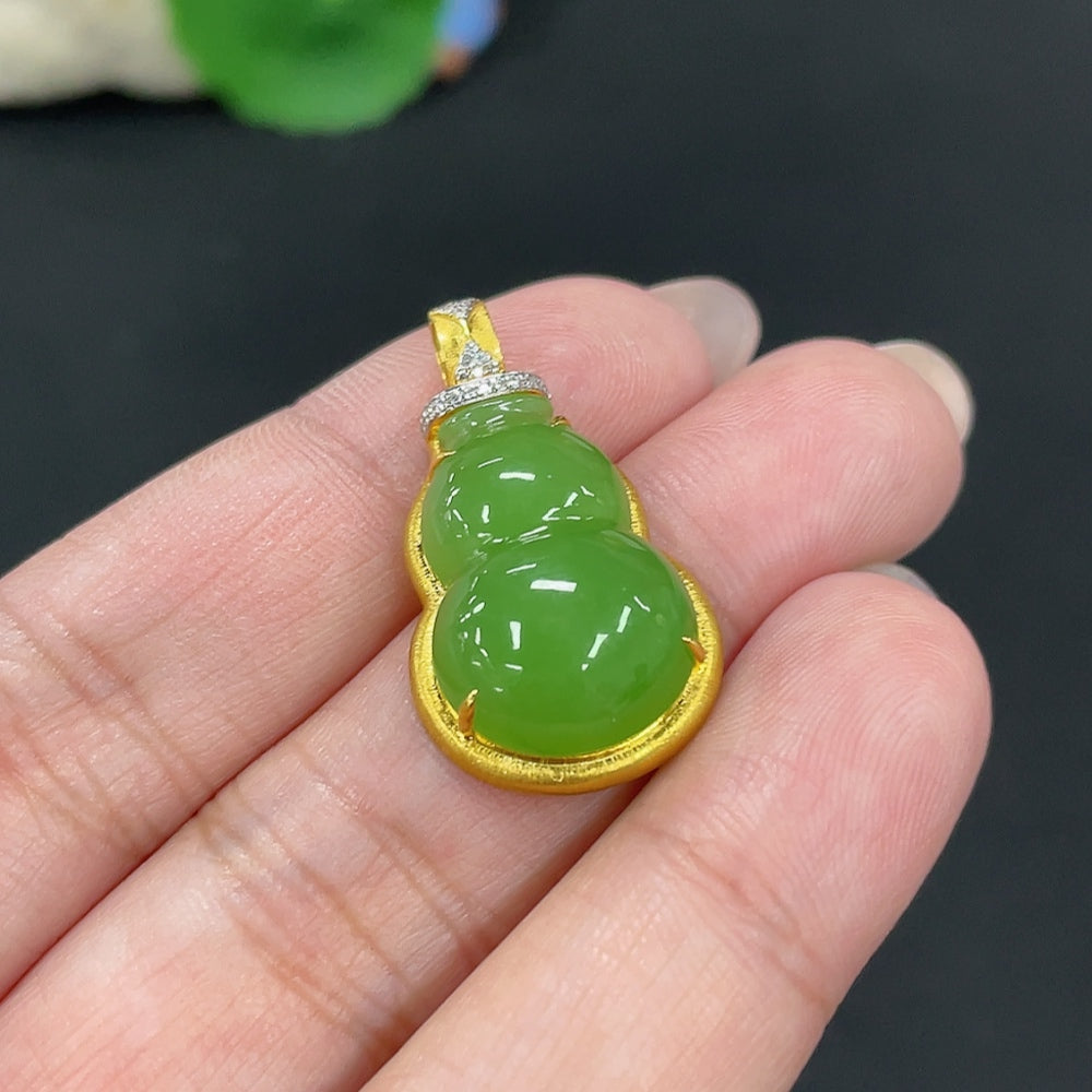 Hetian Jade Jasper Inlaid Pendant Gourd Total Weight Approx. 3.5g 18k with Diamond Accents