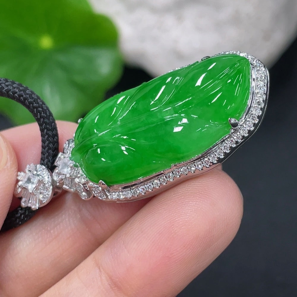 Jadeite inlaid leaf pendant, pendant 18k, the rest non-gold, diamond accents only on the main body (main body non-diamond quantity large 2 pieces small 2 pieces) total weight approx. including rope 15.6g