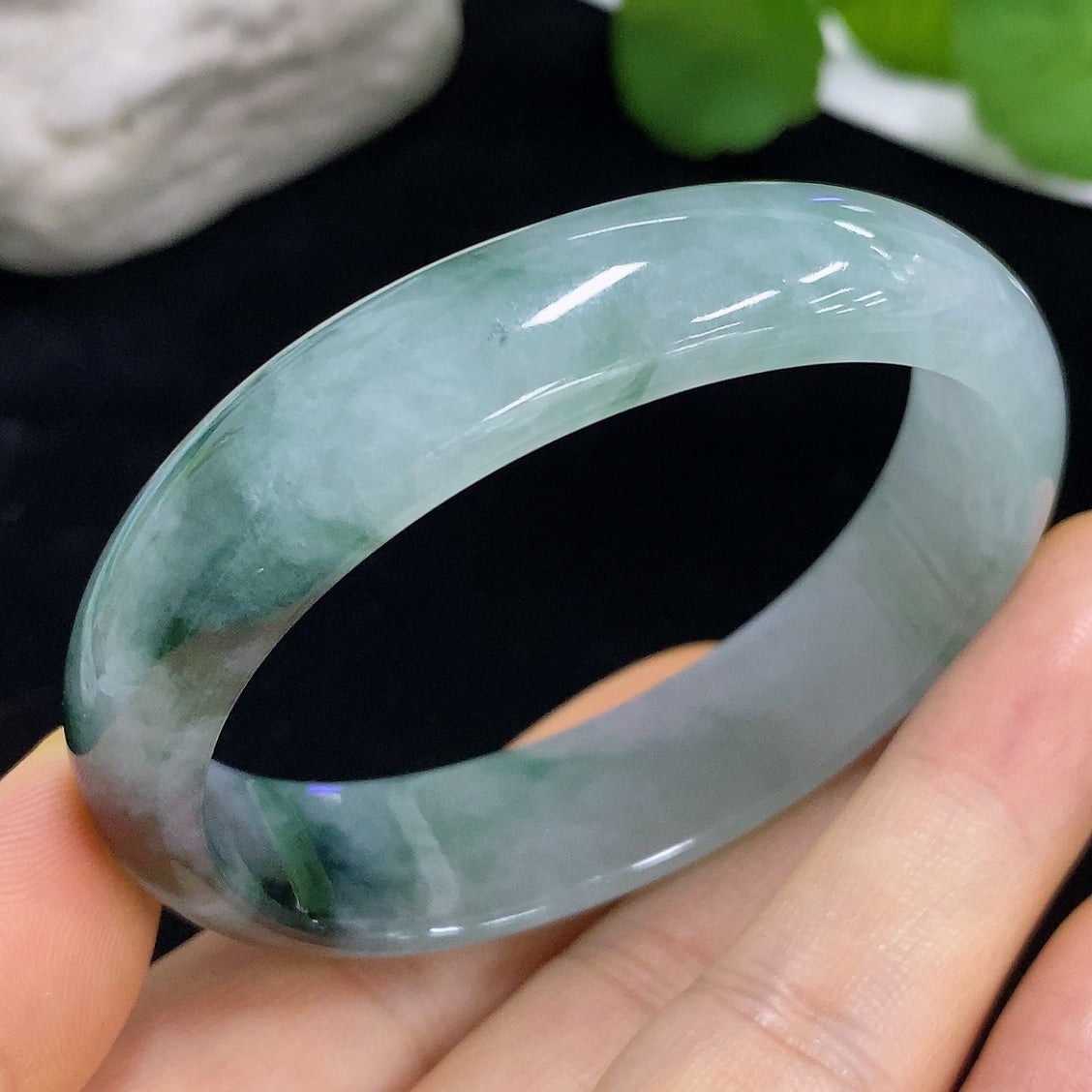 HKHQ Jadeite Concubine Bracelet with a total weight of 37.7g, featuring a size of 53.8/45.6, showcasing intricate jadeite craftsmanship.