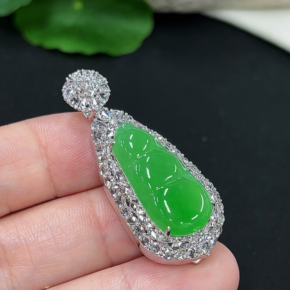 Jadeite Auspicious Bean Pendant with 18K Gold Setting (Diamond Accents)