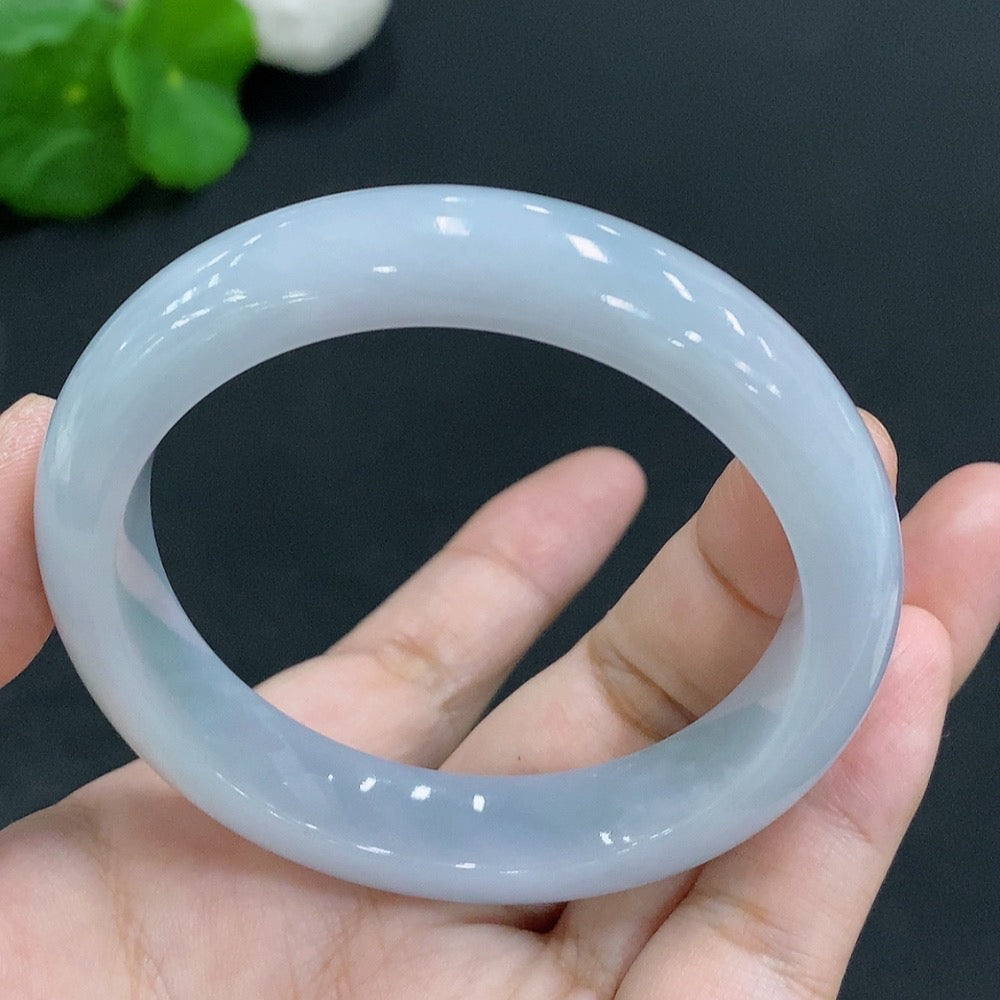 HKHQ Jadeite round bangle, Huiliu certified, smooth green jade bracelet with polished finish, circular design and traditional craftsmanship.