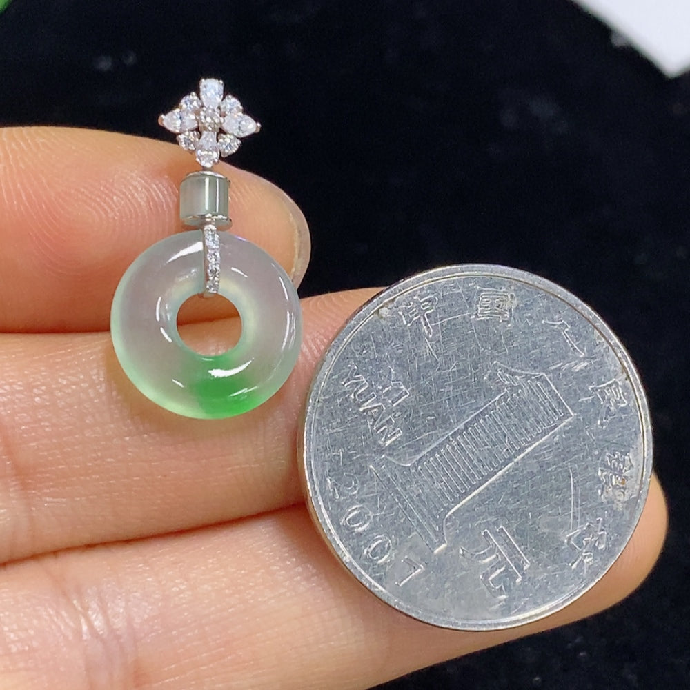 Jadeite Pendant with 18k Clasp, Total Weight Approximately 1.3g