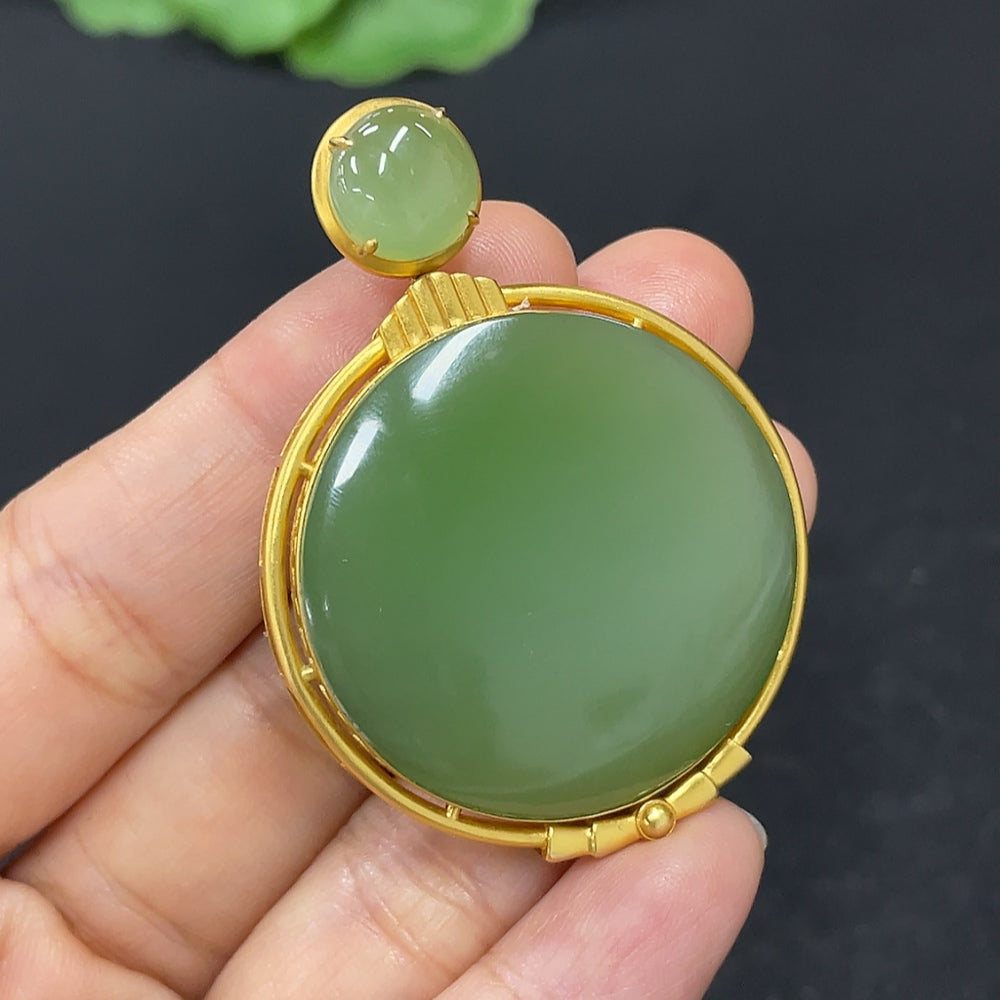 Hetian jade inlaid plain pendant necklace with 18k gold setting, crafted by HKHQ, weighs approximately 16 grams.