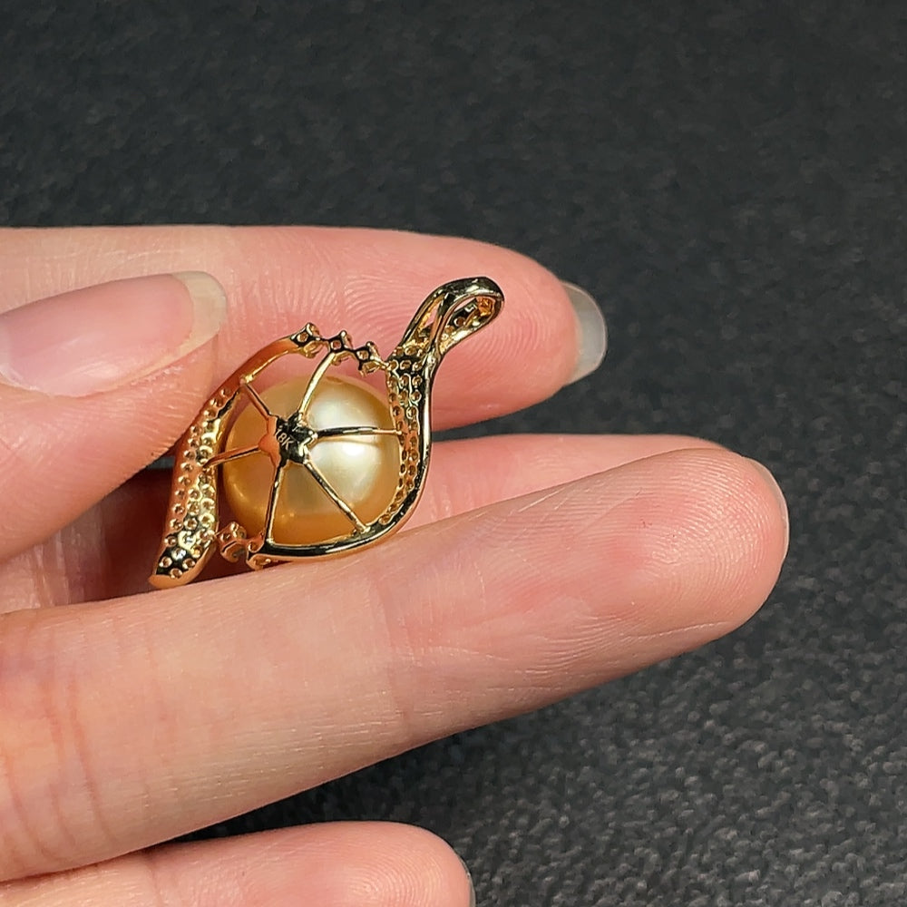 Seawater Pearl Pendant Color Origin Undetermined with Diamond Accents 74% Au Total Weight Approx. 4.38g Size Approx. 12.4mm