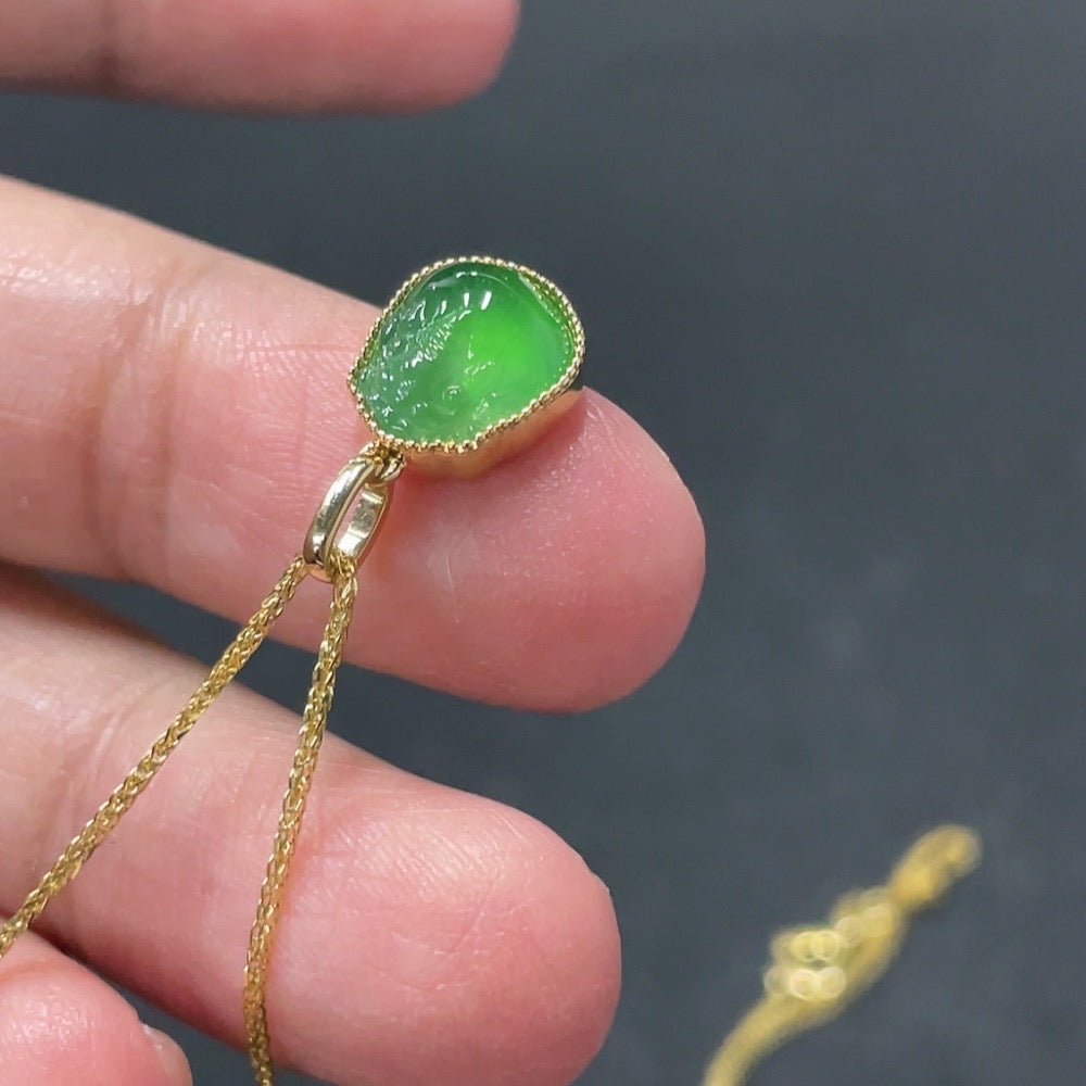 Jadeite Gourd Inlaid Pendant with 18K Gold Inlaid Main Body and Chain, Total Weight Approximately 2.4g