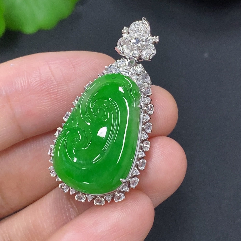 Jadeite Ruyi Pendant in 18K Gold (with Diamond Accents)