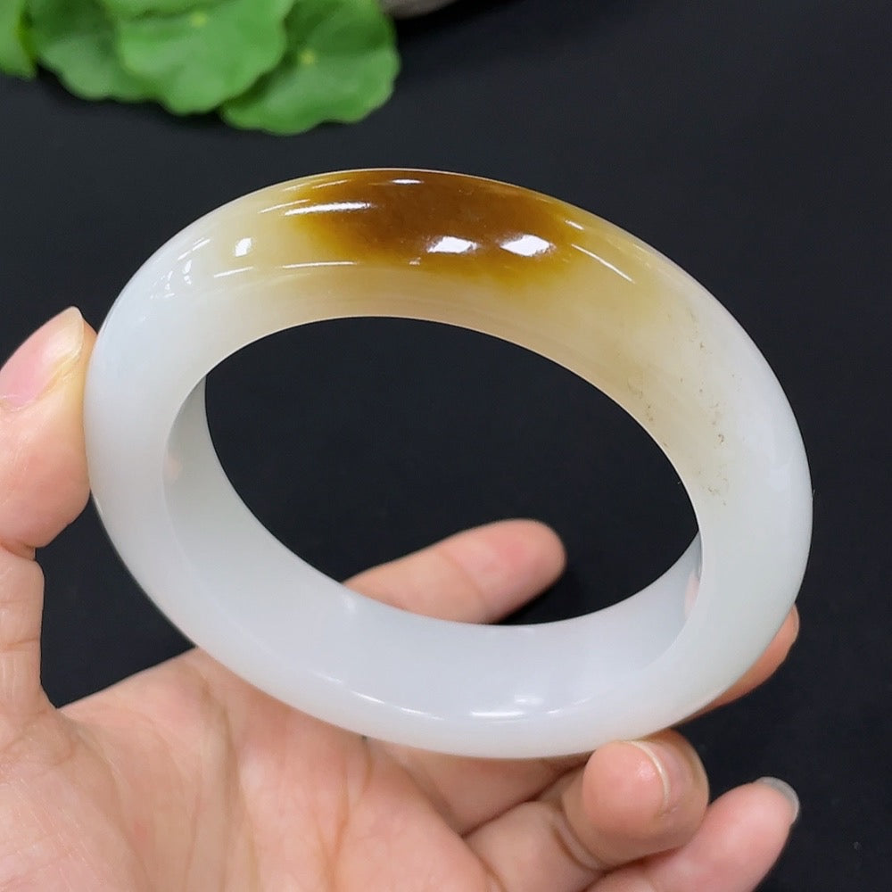 HKHQ Hetian jade round bracelet with a 56.7cm size and 91.5g weight, featuring smooth, polished jade beads.