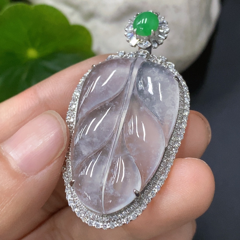 Jadeite Leaf Pendant with 18K Gold Inlay, Approximately 8.1g