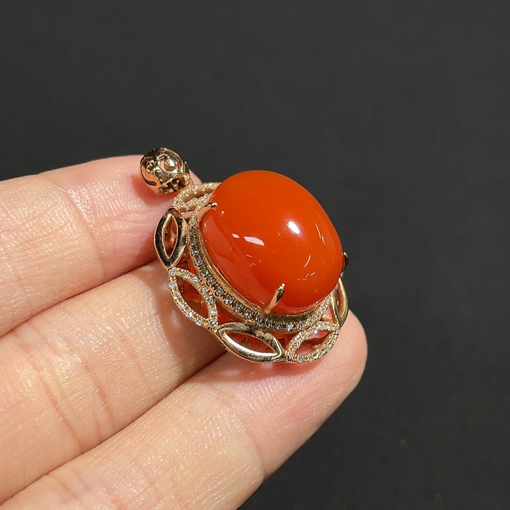 Red Agate gemstone pendant with diamond accents set in 18K gold, showing organic matter and a total weight of 5.9g.