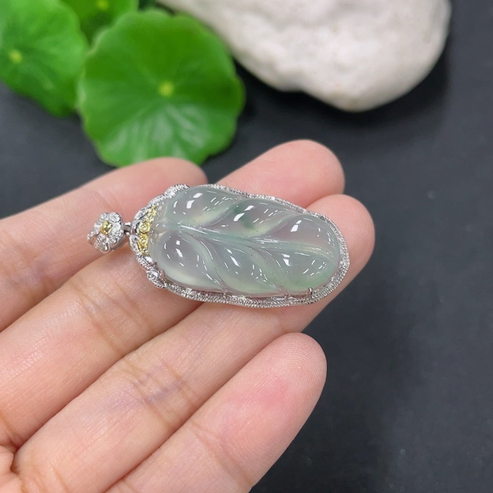 Jadeite leaf pendant with 18K gold setting, non-diamond (excessive glue affecting quality), total weight approx. 4.18g