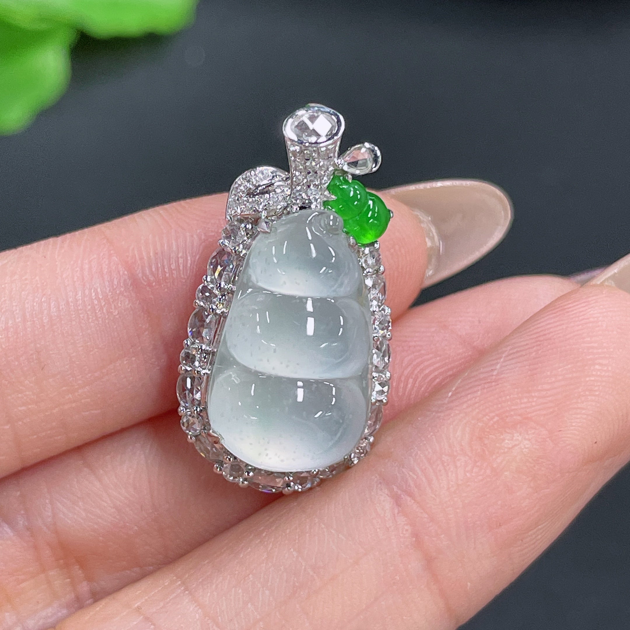 Jadeite Bean Pendant 18k Gold Inlaid with Diamonds Total Weight Approx. 5g