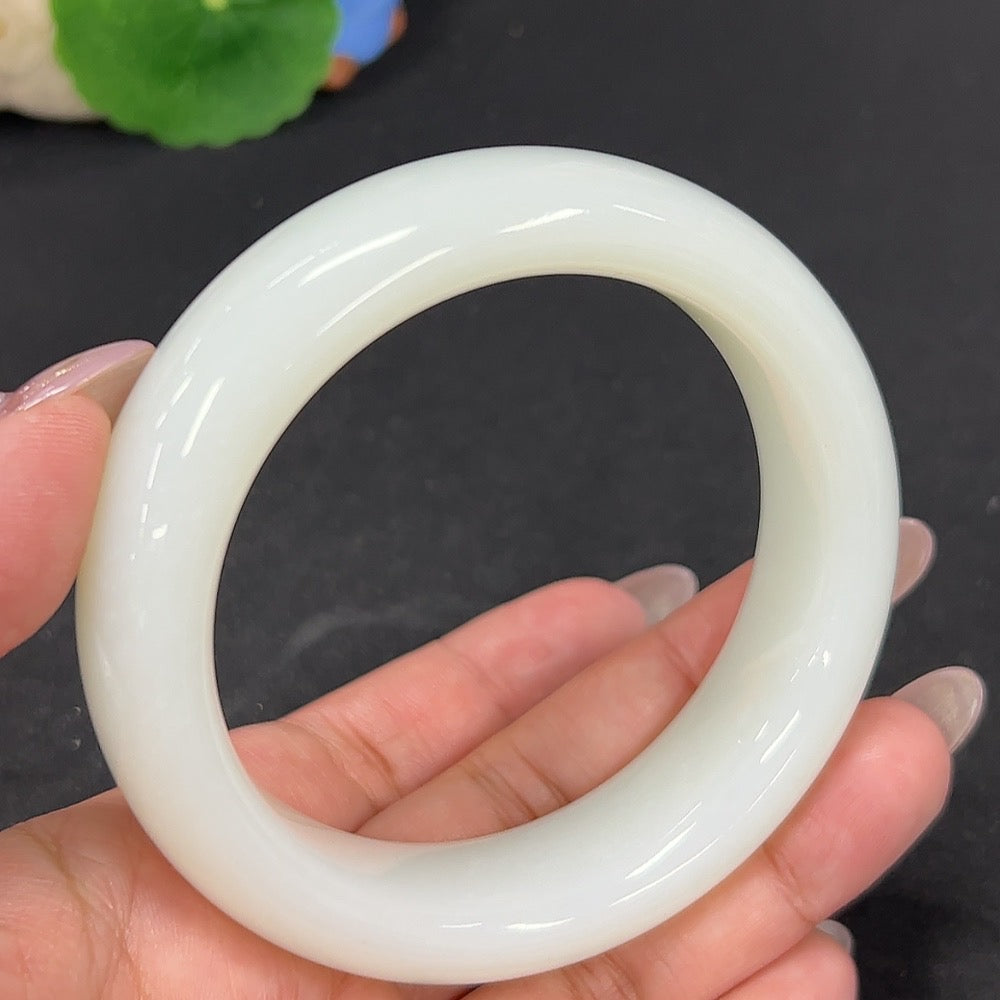 HKHQ Hetian Jade round bracelet, size 61.5, with smooth polished jade beads, weighing approximately 103.78 grams.