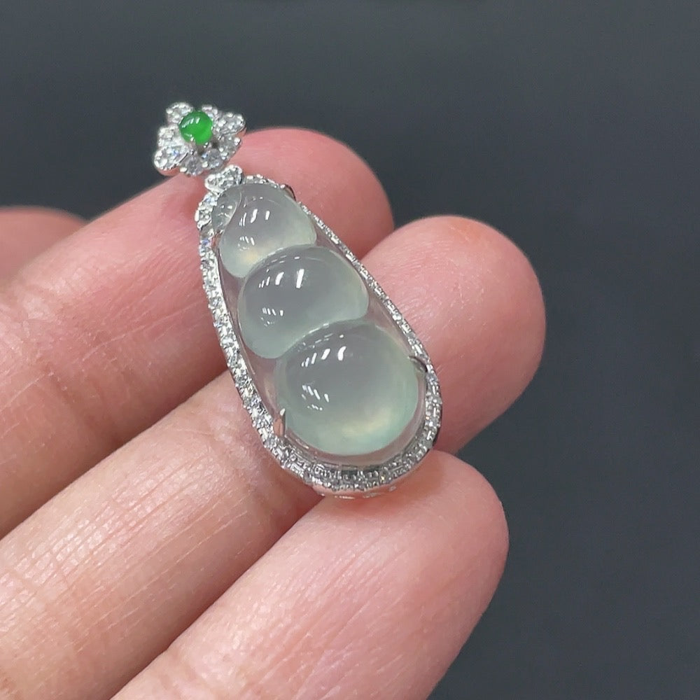 Jadeite Fu Dou Pendant with 18k Gold Setting, Approx. 2.68g