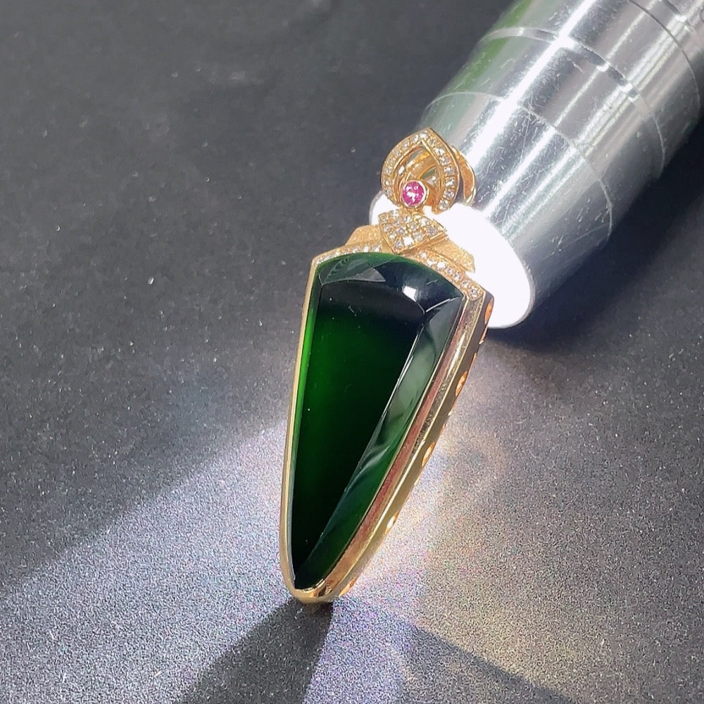 Jadeite inlaid pendant 18K with diamond (colorless)