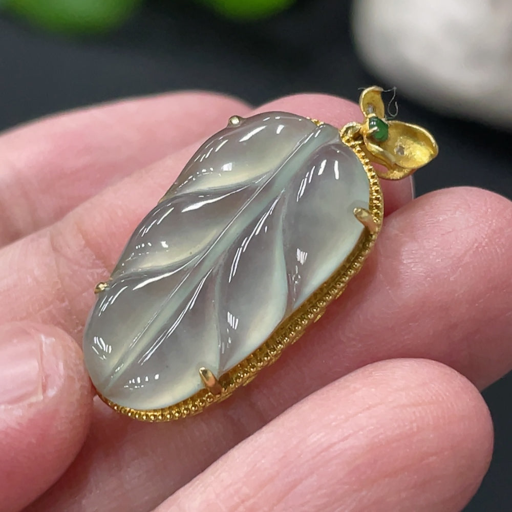 Jadeite Leaf Pendant with 18K Gold Inlay, Total Weight Approx. 2.76g
