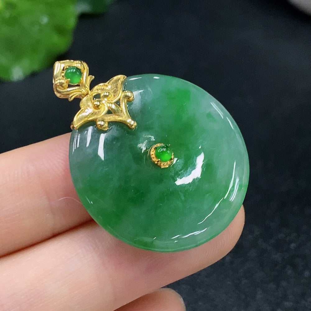 Jadeite Peace Pendant (18k Gold Clasp) Total Weight 6.971g
