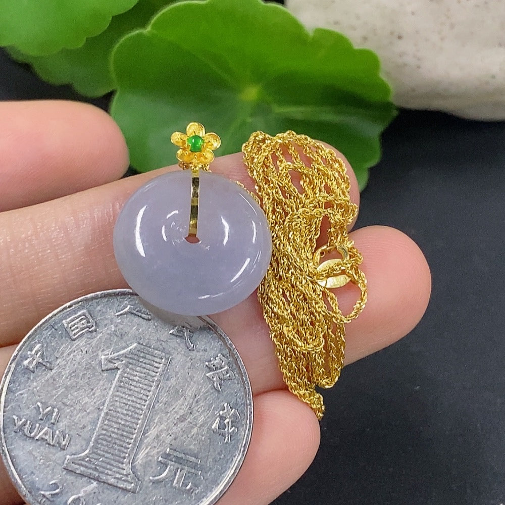 Jadeite safety buckle pendant with 18K gold chain, featuring a polished jade gemstone, from HKHQ, total weight approx. 2.9g.