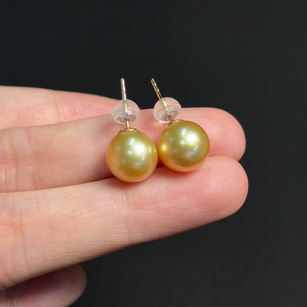 Seawater Pearl Earrings Set in 18K Gold, Approximately 9.3mm, Total Weight About 2.86g, Color Origin Undetermined