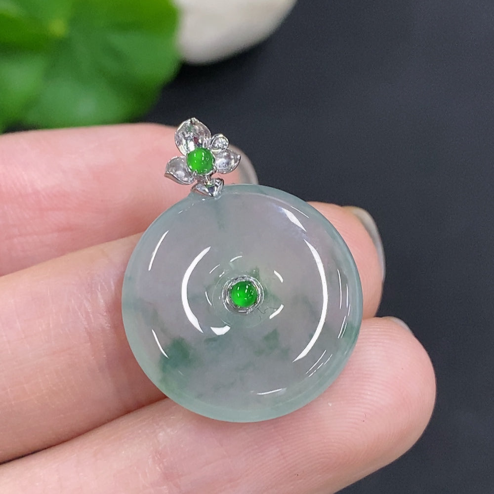 Jadeite Peace Knot with 18K Gold Clasp, Total Weight Approx. 4g