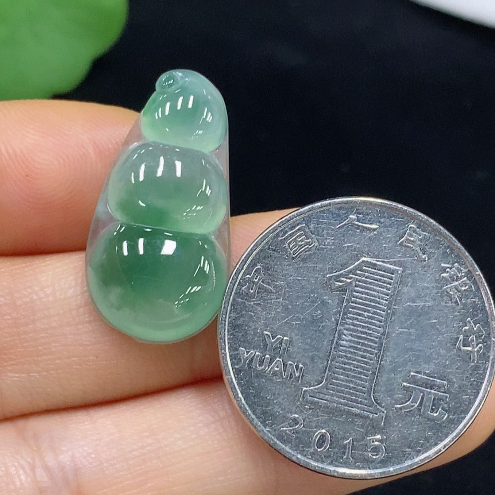 Jadeite auspicious bean inlay piece, total weight about 3.13g