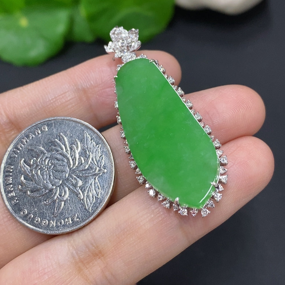 Jadeite inlaid pendant with 18K gold setting, HKHQ jewelry, displaying a detailed jade pendant with gold accents.