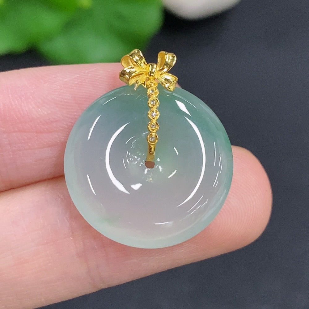 Jadeite Peace Knot with 18K Gold Clasp, Total Weight Approximately 4.6g, Non-Diamond
