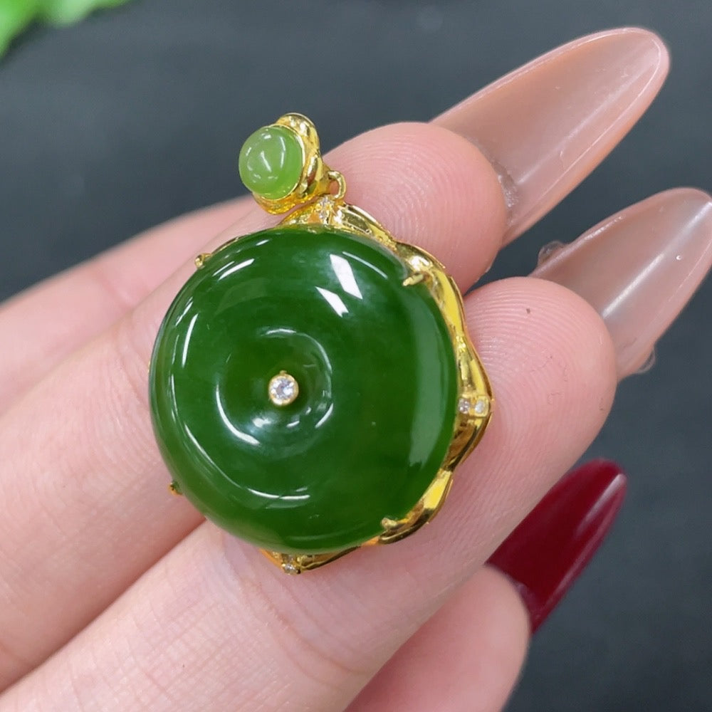 Hetian Jade Inlaid Pendant Non-Diamond Marked Red Gold Content 66% Other Gold Content 71% Total Product Weight Approx. 3.2g