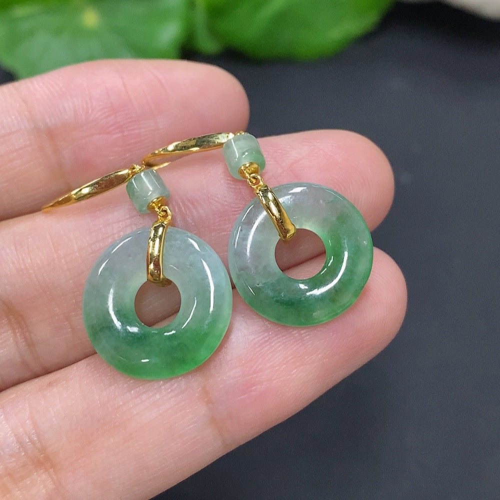 Jadeite earrings with 18K gold mounting, total weight approx. 3.7g (set with diamonds)