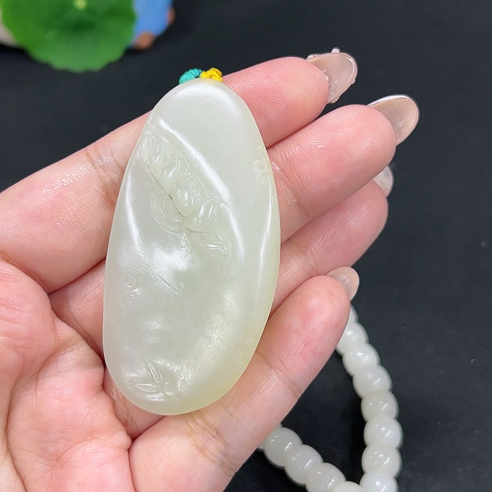 Hetian Jade Pendant of Samantabhadra Bodhisattva [Total weight approx. 105.8g (including chain)] [Undetermined origin of skin color] [Matching beads not Hetian Jade]
