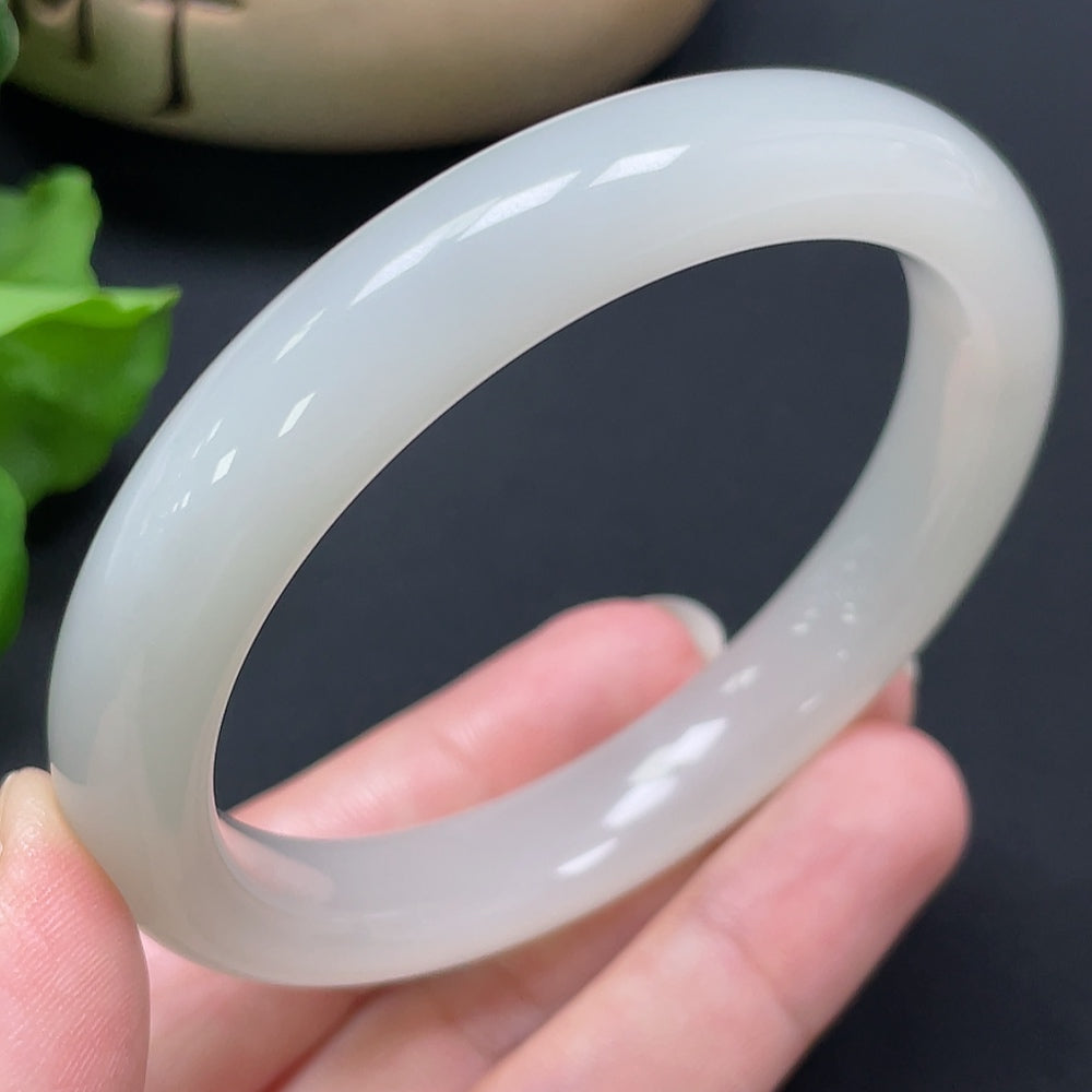 HKHQ Hetian Jade round bracelet with 59.2mm diameter and 50.77g weight, featuring smooth, polished jade beads.