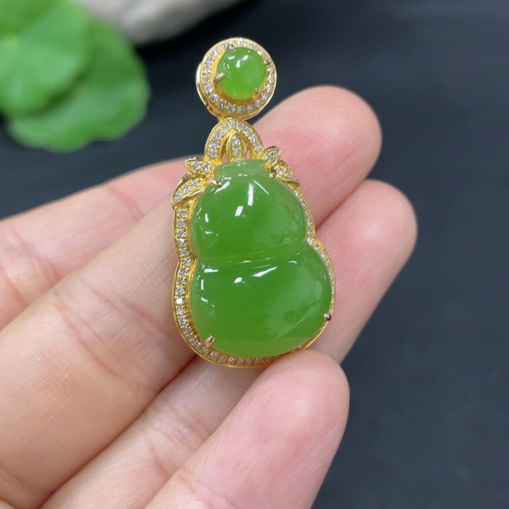 Hetian jade gourd pendant with 18k gold inlay and diamond accents, weight approx. 4.3g, from HKHQ.
