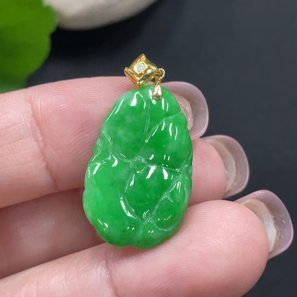 Jadeite Lotus Leaf Pendant with 18K Gold Clasp, Total Weight 2.254g