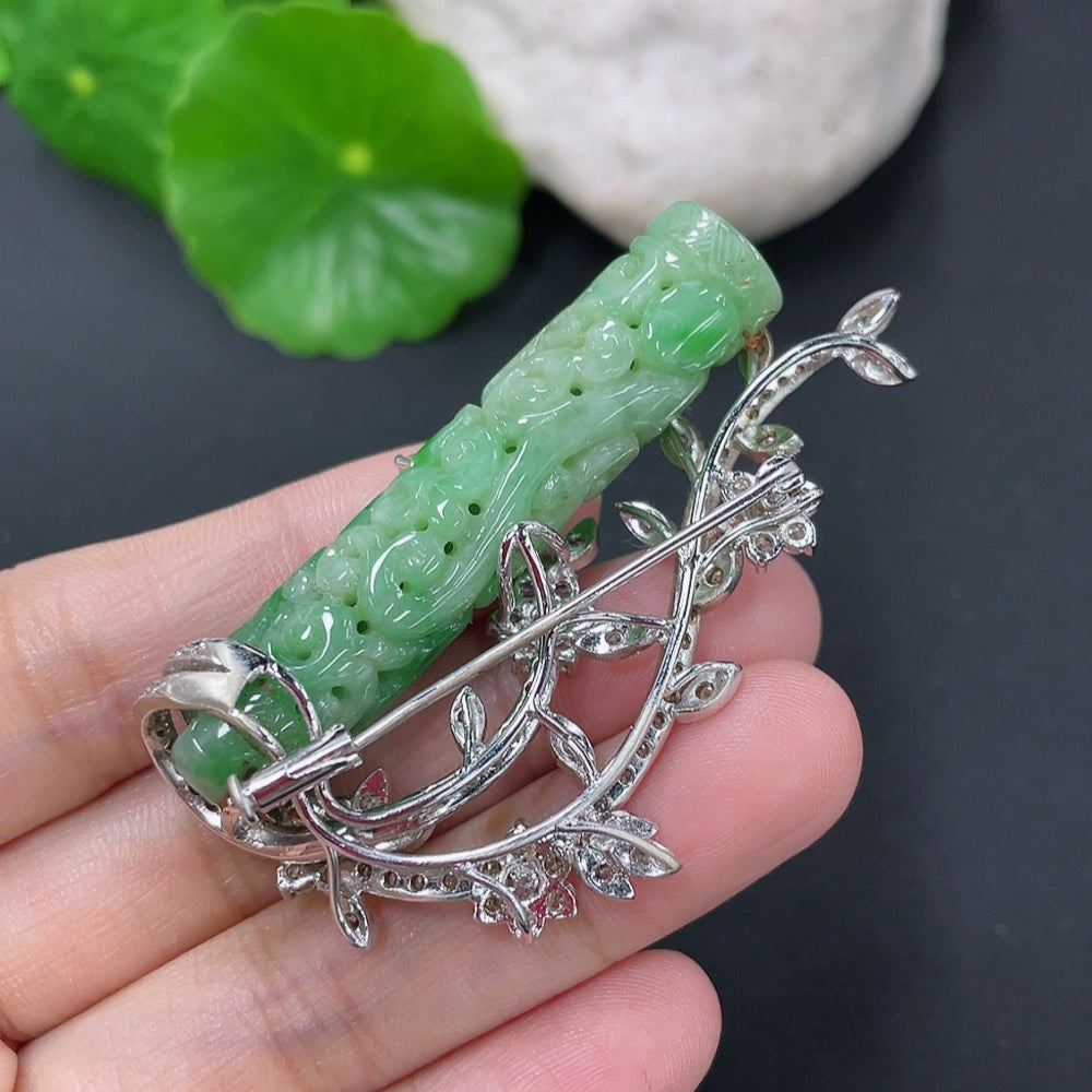Jadeite Pendant with 43% Gold Setting and Diamond Accents