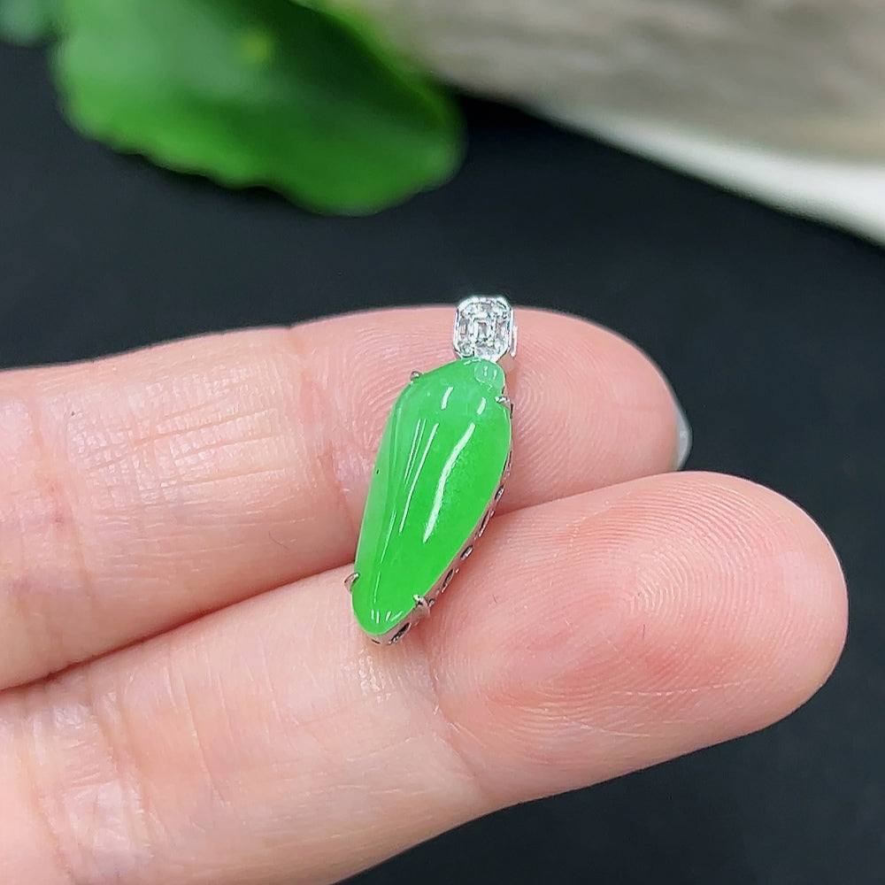 Jadeite Pendant with 18K Gold Setting (with Diamond Accents)